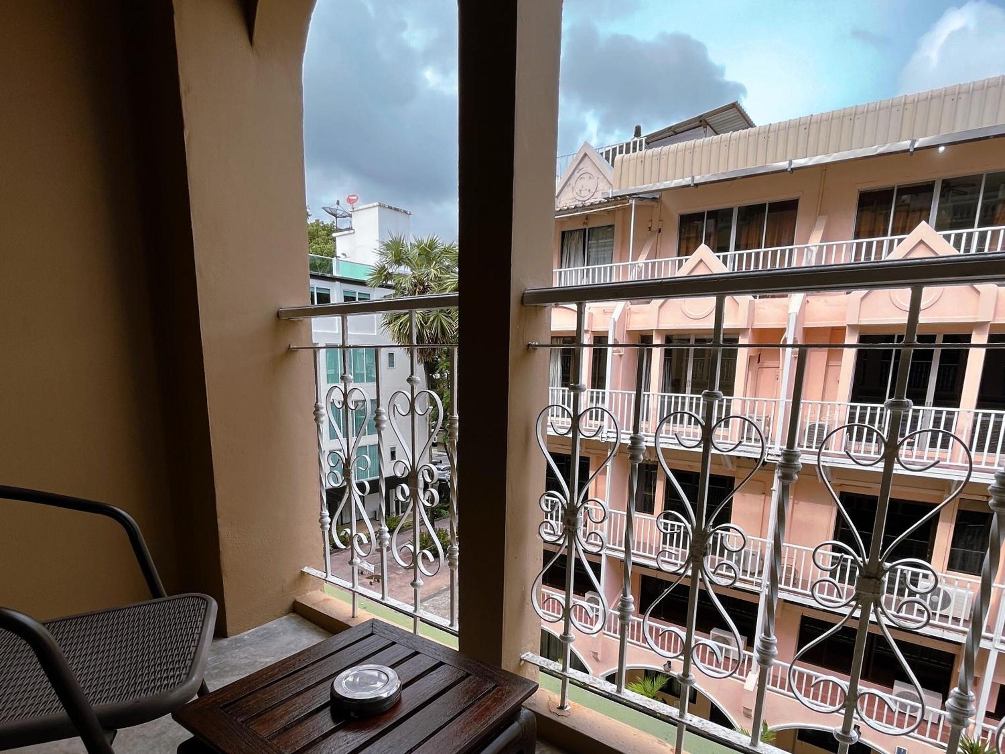 Grand Orlov Apart Hotel Patong Exteriör bild